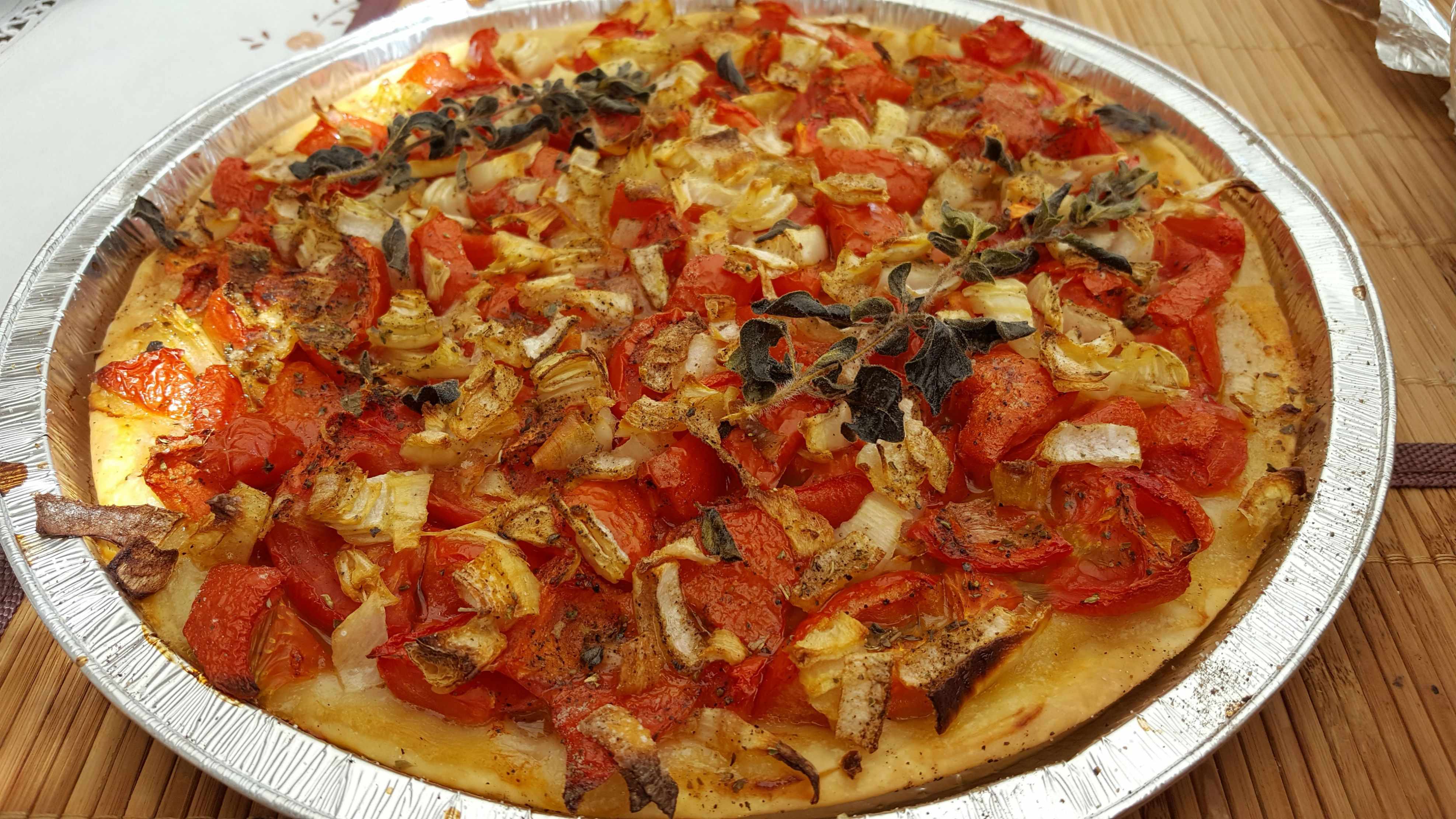 Open pie with tomatoes and onions