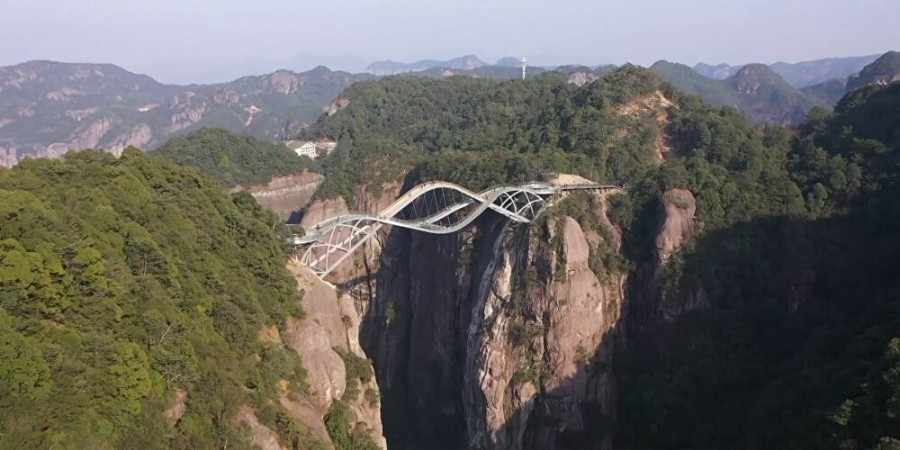 Η νέα διώροφη γέφυρα από γυαλί στην Κίνα