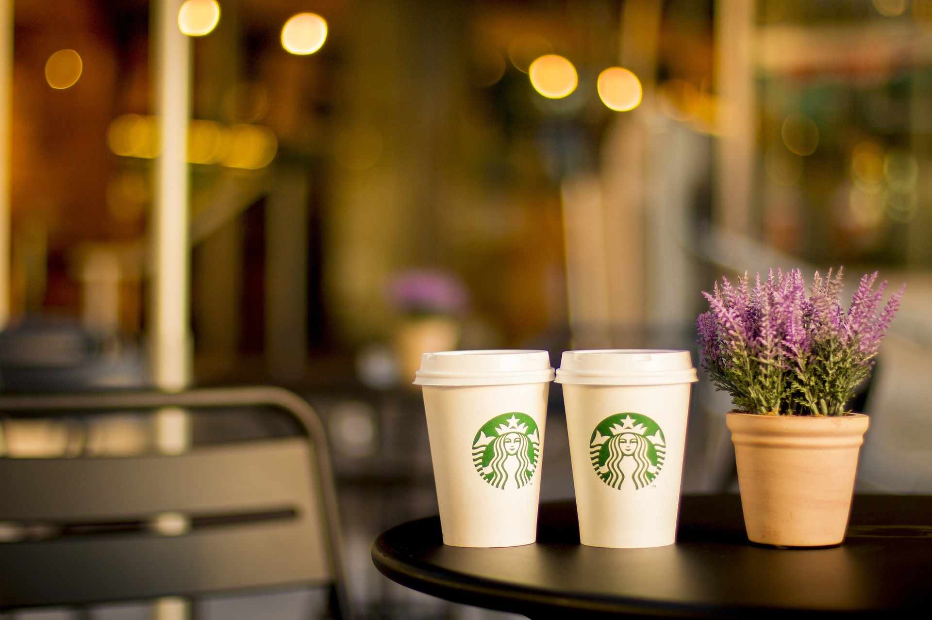 Τα Starbucks σε κερνούν καφέ