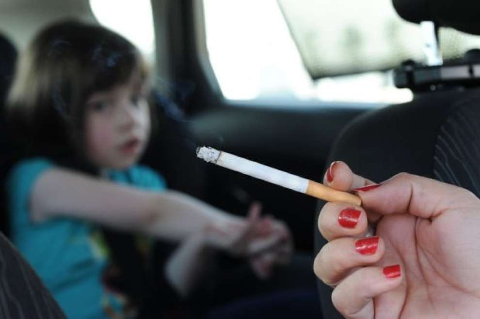 Βαρύς ο πέλεκυς για όσους καπνίζουν στο αυτοκίνητο δίπλα σε παιδιά - Νέα  νομοθεσία, πρόστιμο και στέρηση άδειας..
