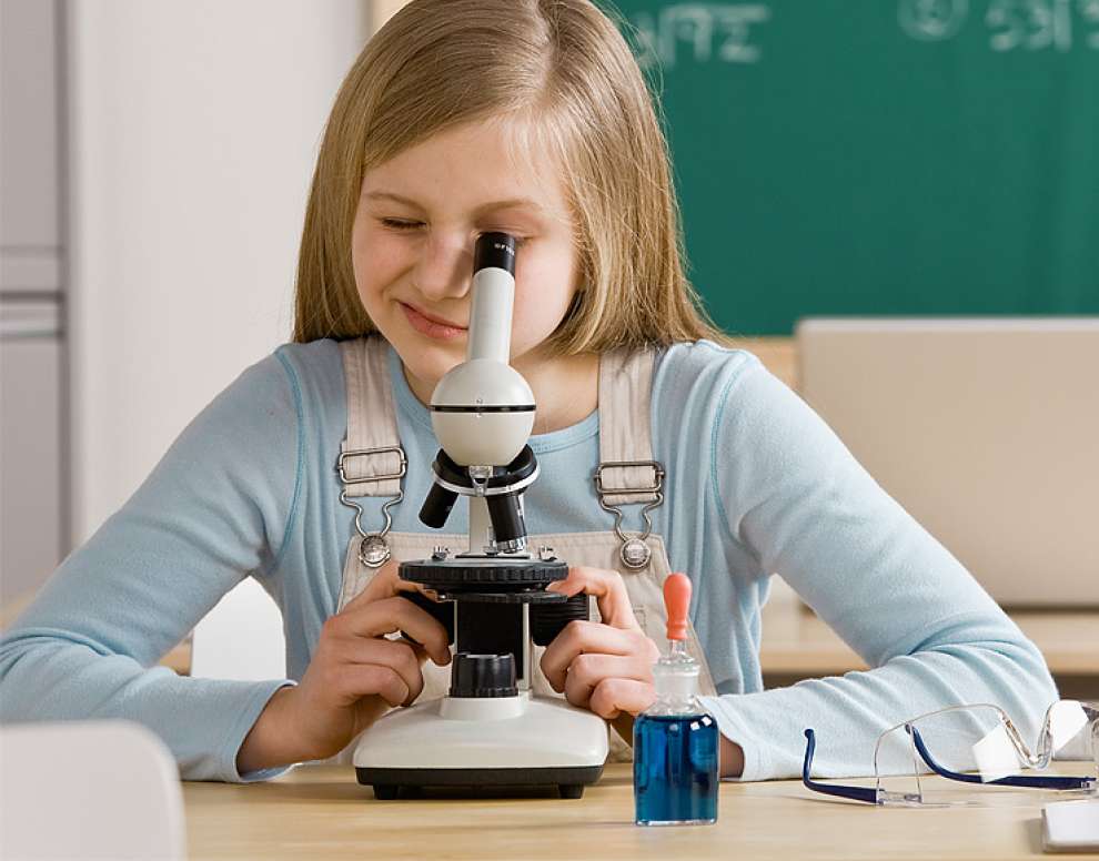 Обида микроскоп. Микроскоп. Микроскоп для детей. Ученик с микроскопом. Микроскоп в школе.