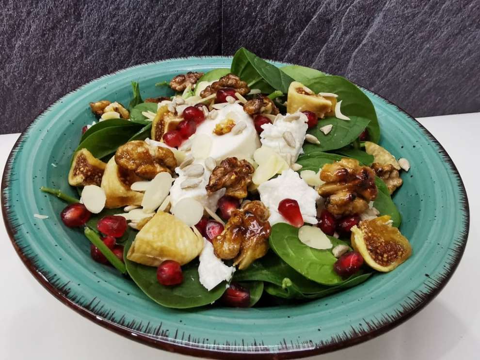 Σαλάτα με σπανάκι και κατσικίσιο τυρί