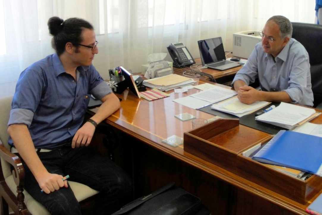 The Minister of Education and Culture, Costas Cadis, with the journalist, Dimitris Scribas.