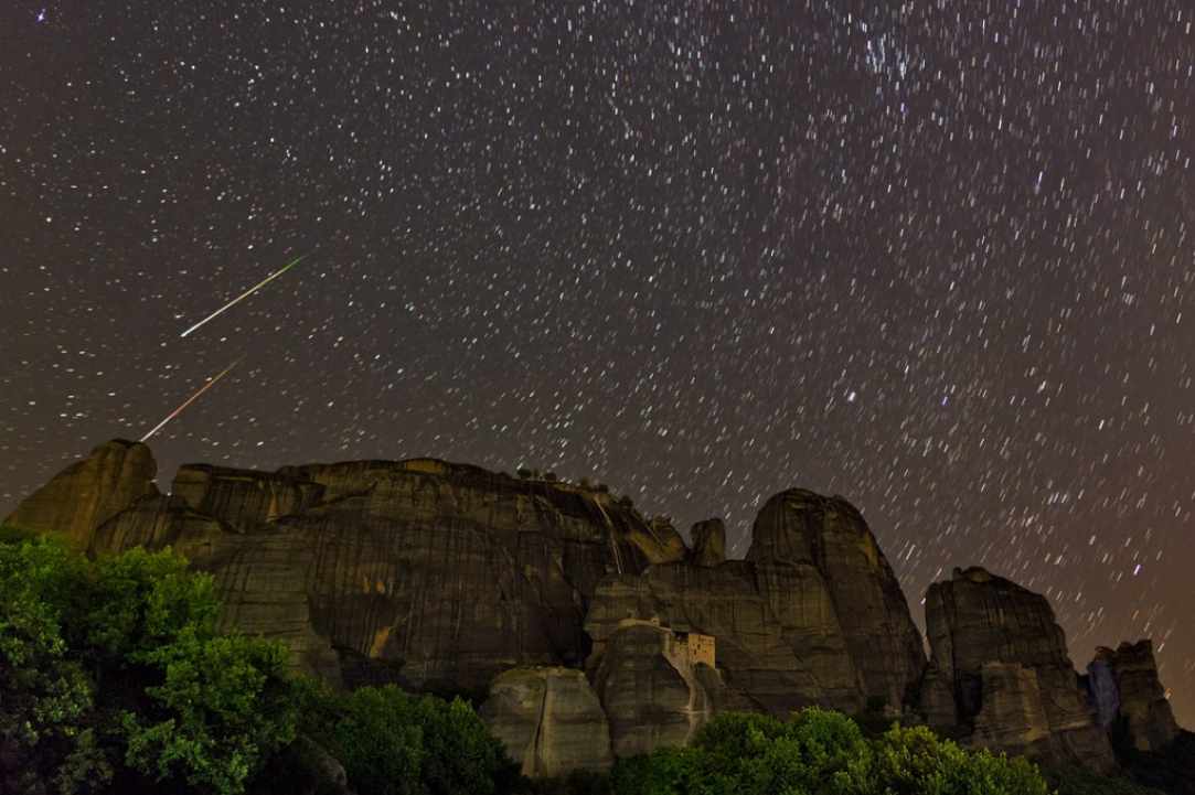 Η βροχή των Περσείδων πάνω από τα Μετέωρα, Ελλάδα.