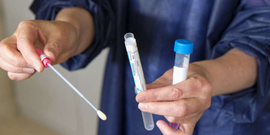 PCR: Γιατί μπορεί να δείχνει θετικό μετά την πέμπτη μέρα