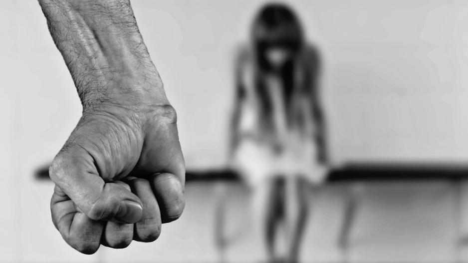 Πάνω από εκατό απόπειρες στραγγαλισμού γυναικών