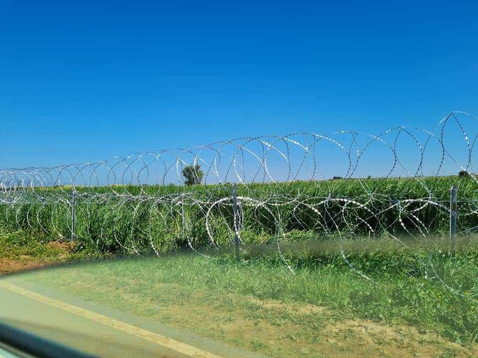 Κάτοικος σηκώνει σαν φτερό το συρματόπλεγμα στον Αστρομερίτη