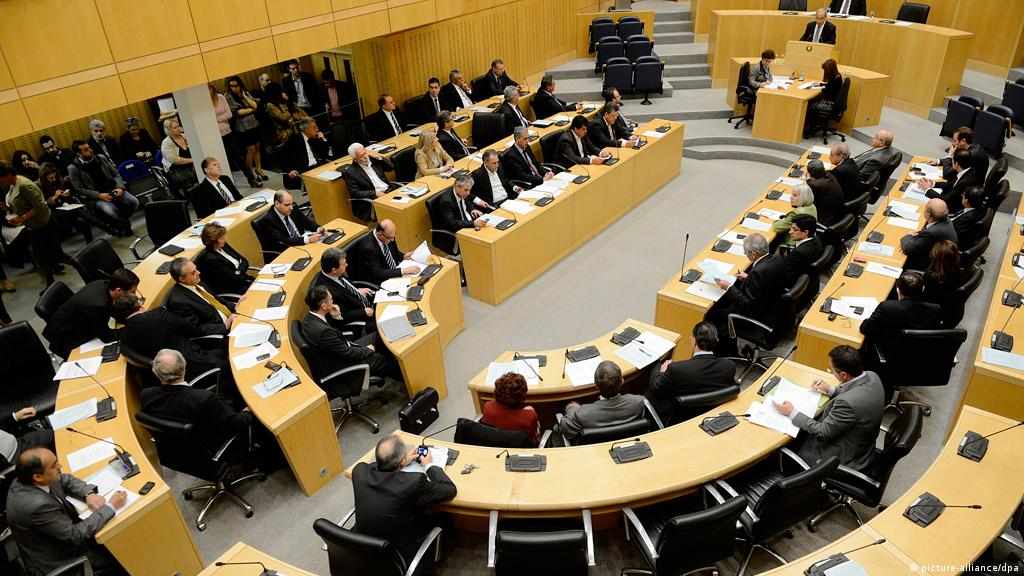 Στην... πρίζα για τον ΦΠΑ στο ρεύμα η Βουλή