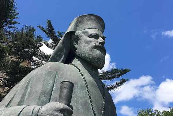 Το επιβλητικό άγαλμα του Μακαρίου ύψους 2 μέτρων