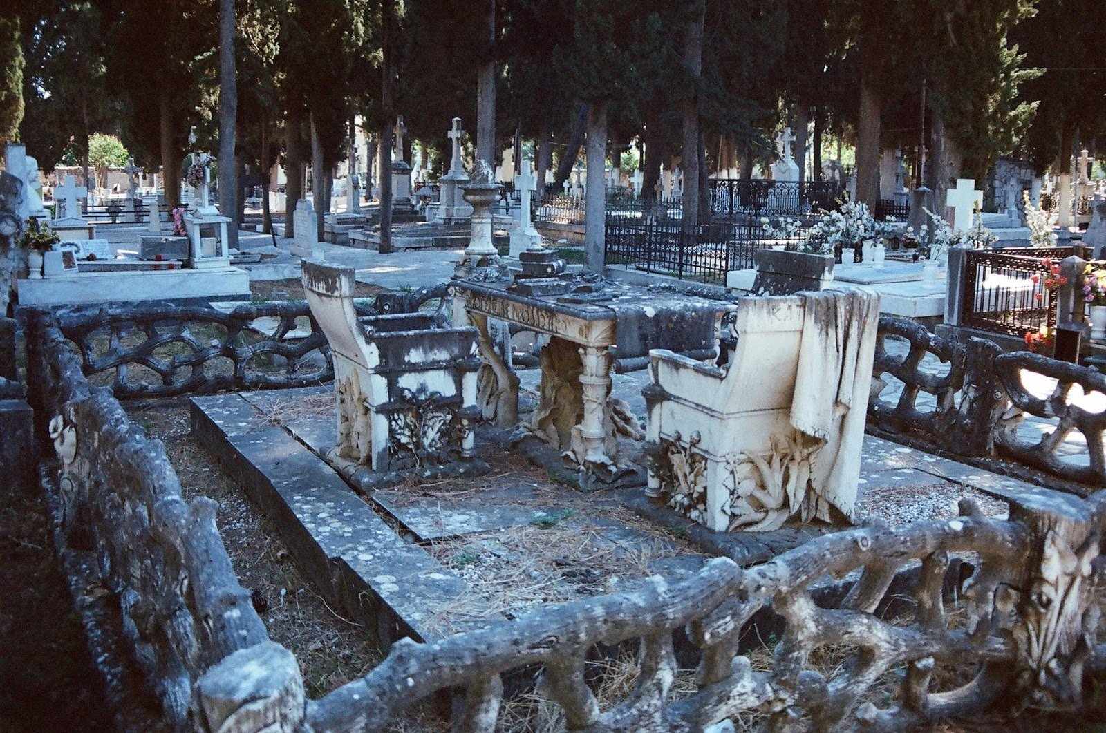 Η οικογενειακή τραγωδία και το μυστικό του πιο περίεργου τάφου της Ελλάδας