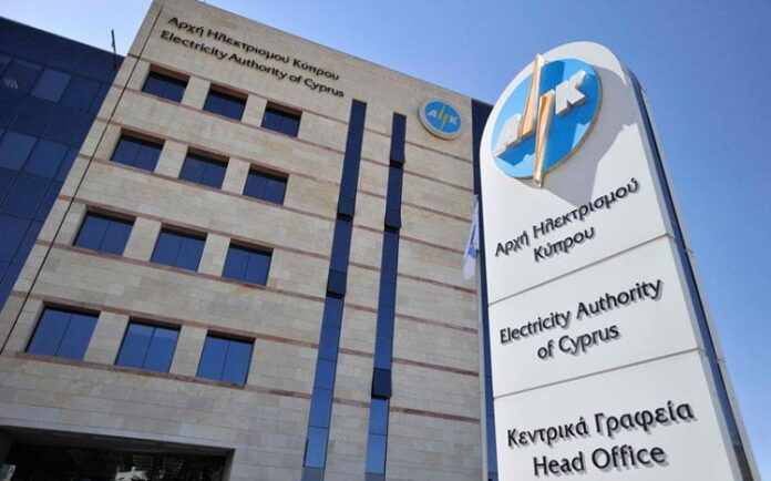 Η κυβέρνηση επιρρίπτει ευθύνες σε ΑΗΚ και εργαζόμενους για την ακρίβεια στο ρεύμα
