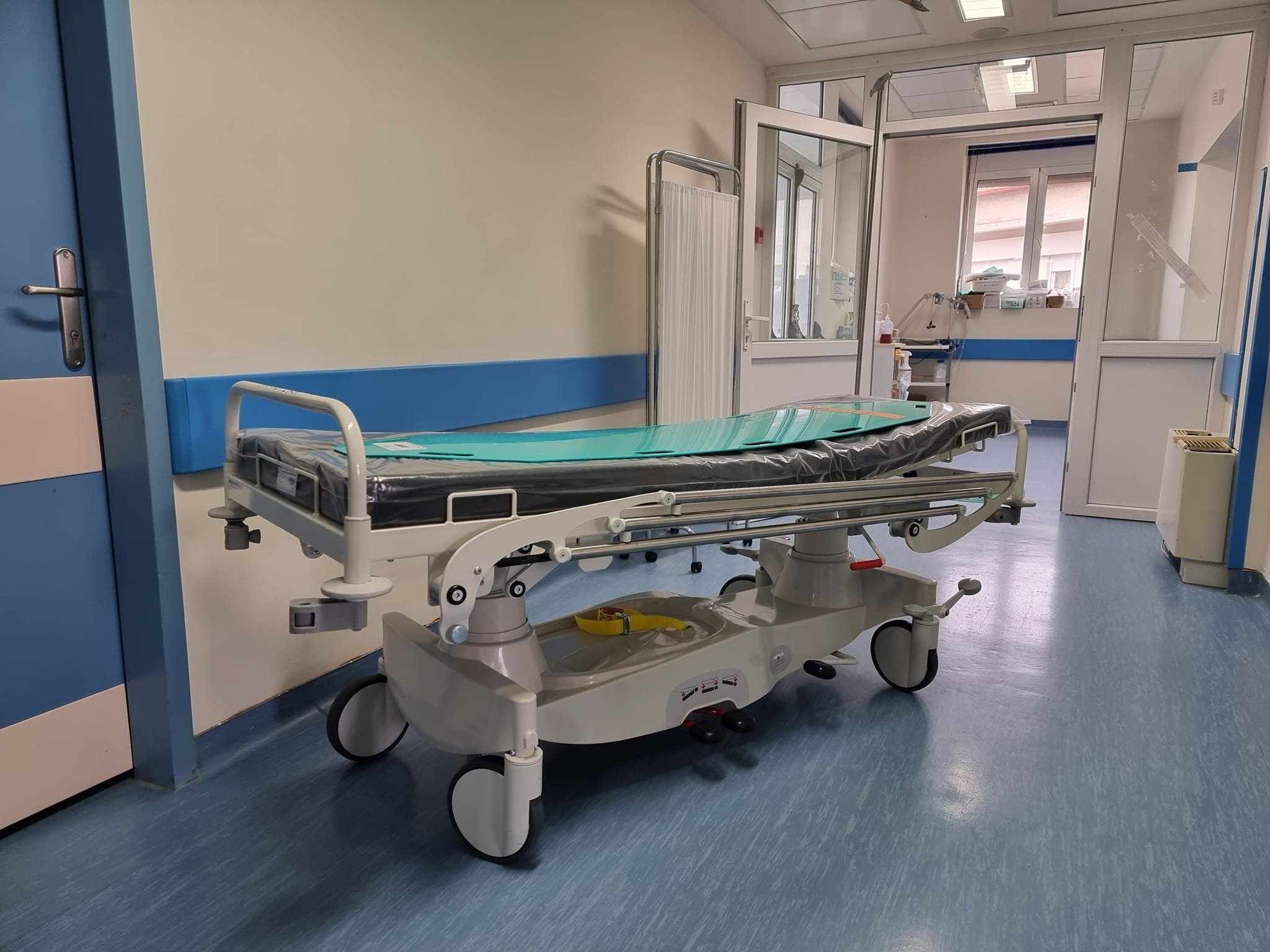 Άφησαν για ώρες συνάνθρωπο μας με εγκεφαλικό σε φορείο στους διαδρόμους του νοσοκομείου