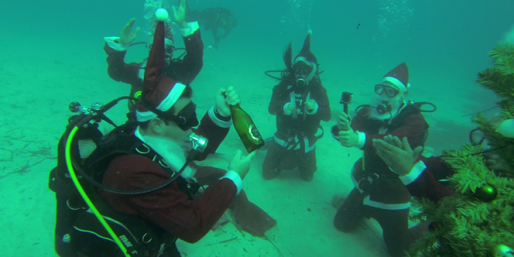 Καταδύθηκαν στο Green Bay και τραγούδησαν τα κάλαντα