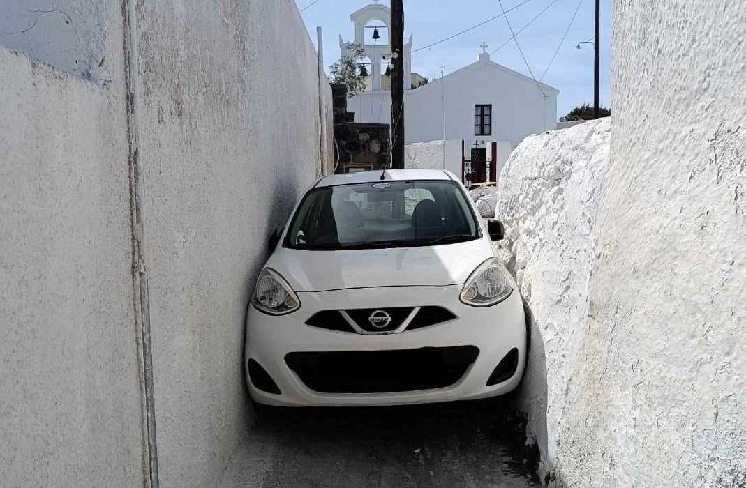 Αυτοκίνητο σφήνωσε μέσα σε στενό δρομάκι της Σαντορίνης
