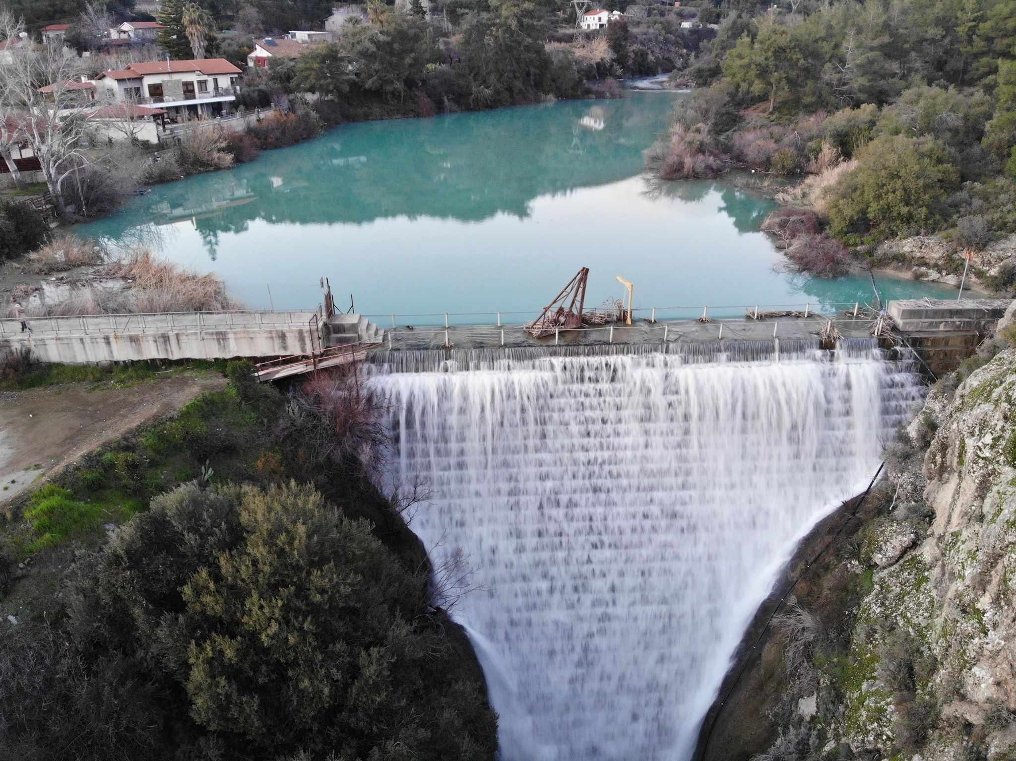 Υπερχείλισε ο υδατοφράκτης της Τριμίκλινης -  Σαϊττά (ΒΙΝΤΕΟ)