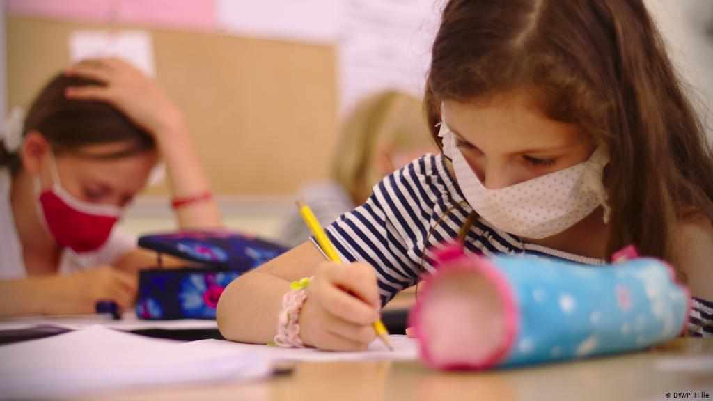 Μάσκες και στα διαλείμματα για τους μαθητές