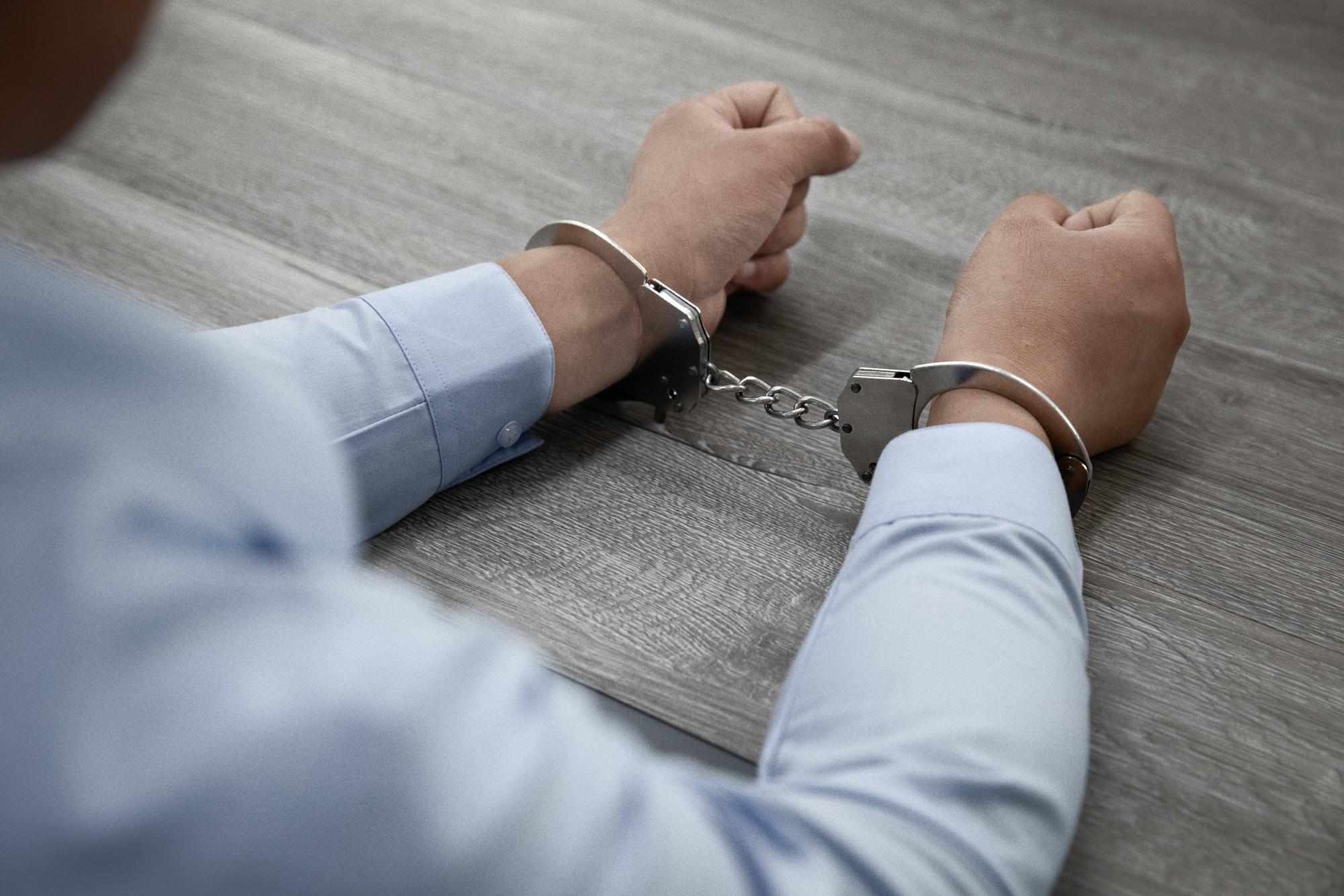 Χειροπέδες σε πρόσωπο αραβικής καταγωγής