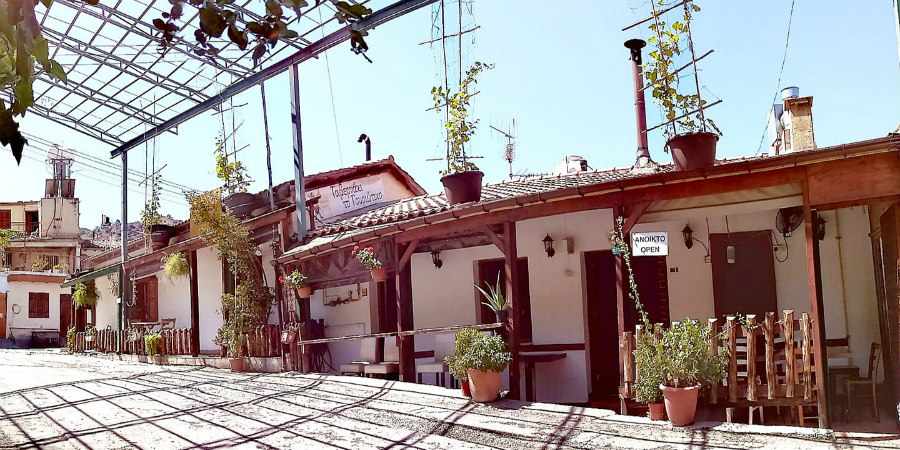 Ιδιοκτήτης ταβέρνας κερνάει τα αποθέματα ένα βράδυ πριν το κλείσιμο