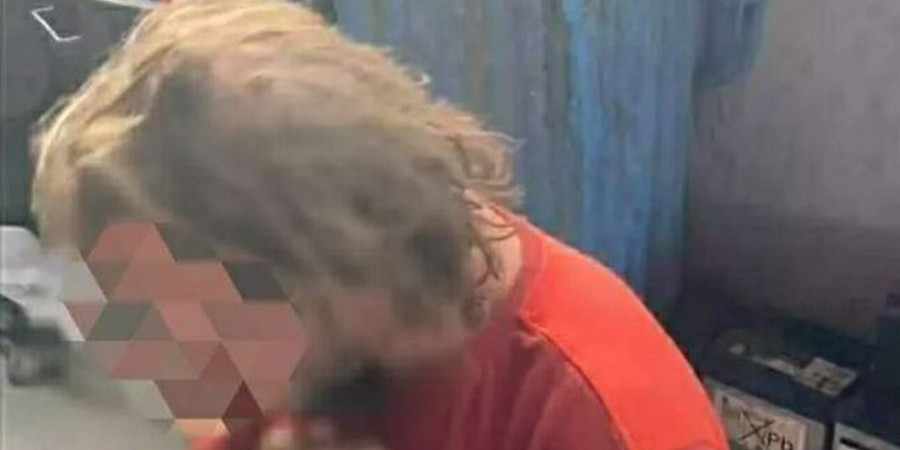 Τον ανάγκασαν να πει τα κάλαντα γονατιστός και του έβαλαν φωτιά (Φώτος)