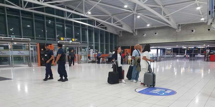 Χαμός στο αεροδρόμιο Λάρνακας με Υπαστυνόμο που εκμεταλλευόμενος την ιδιότητα του παρέκαμψε τον έλεγχο