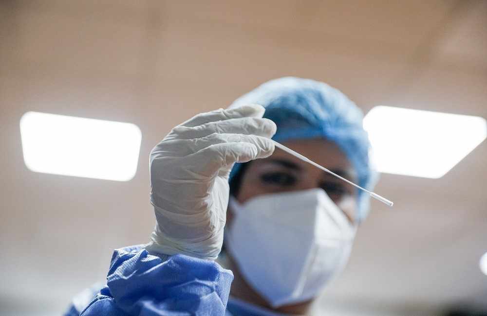 Τρεις θάνατοι και 2,546 κρούσματα