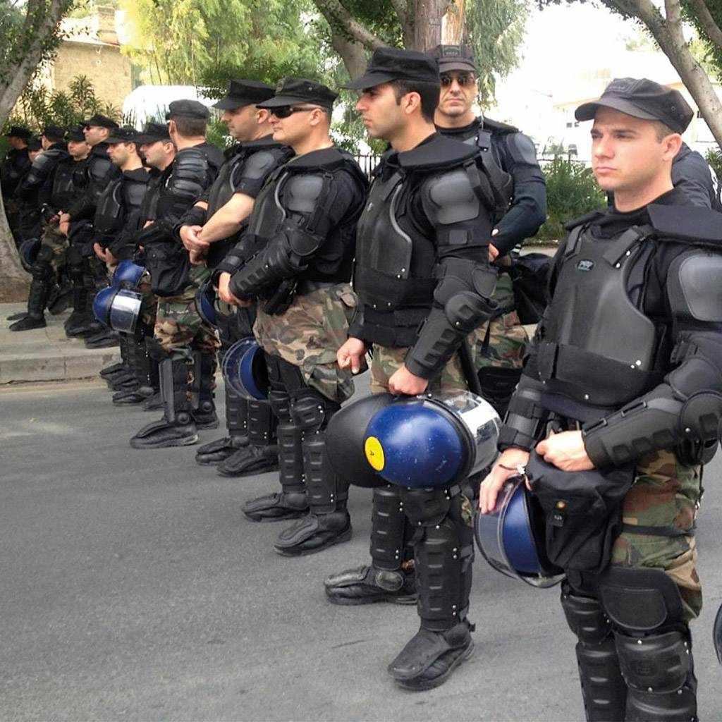 Παραδίδουν τον εξοπλισμό οι αστυνομικοί