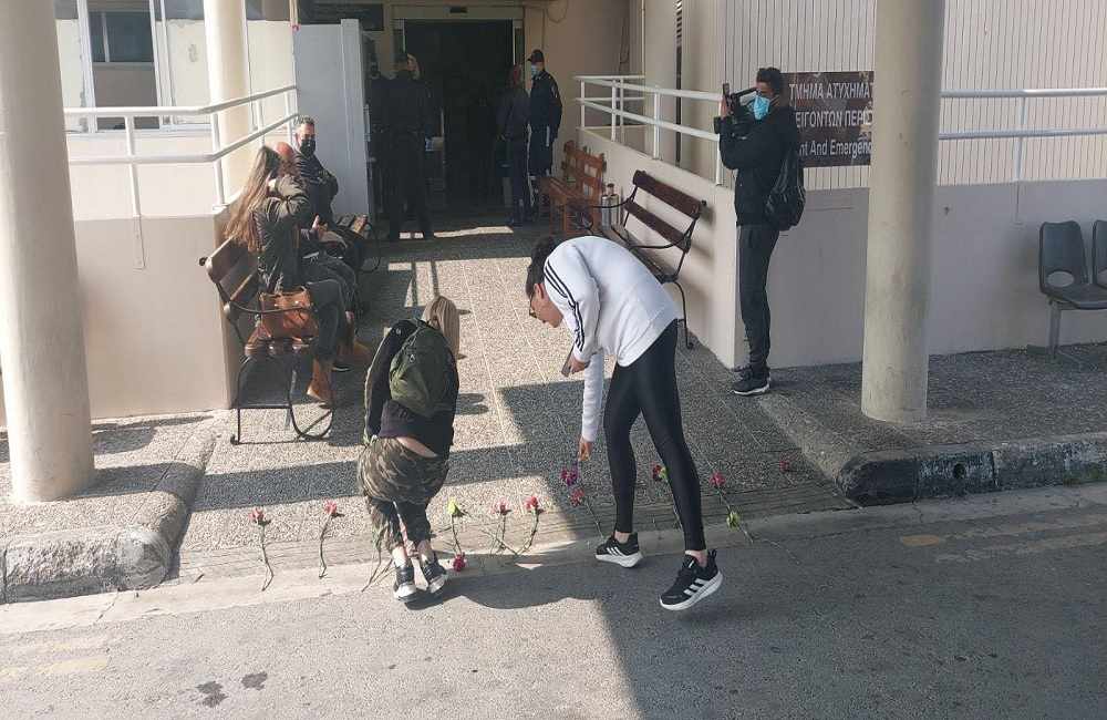 Ράγισαν καρδιές έξω από το ΤΑΕΠ Λάρνακας: