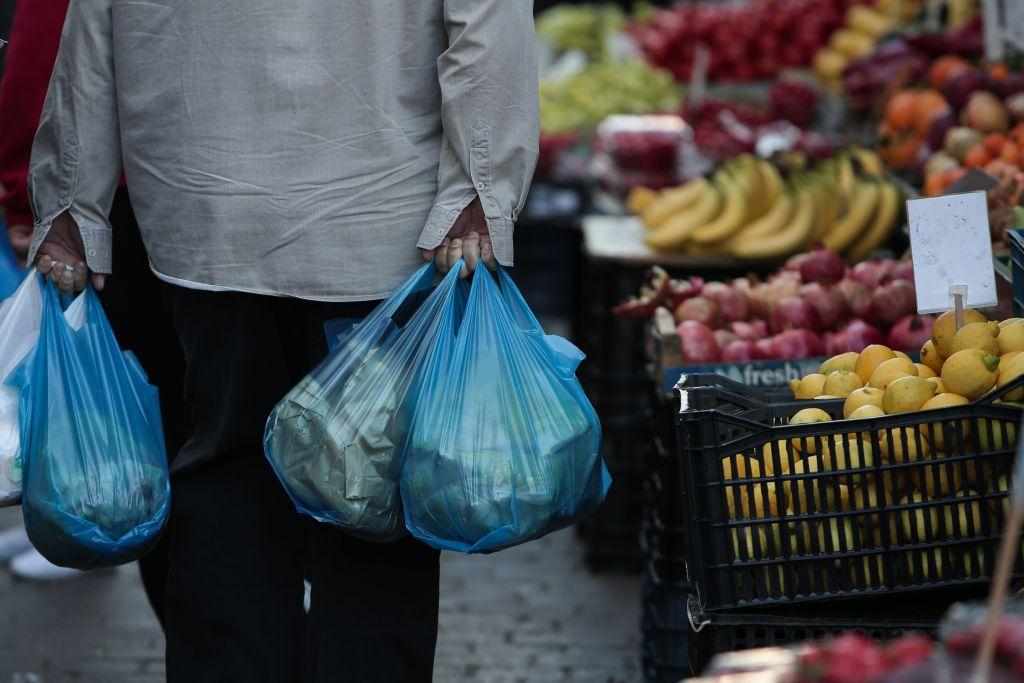 Viral video reveals how to disinfect our shopping bags!