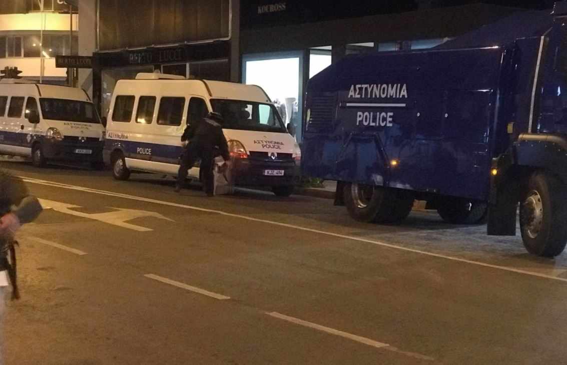 Πήγαν περισσότεροι αστυνομικοί από ότι διαδηλωτές