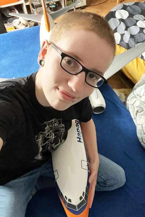 Η Σάρα δηλώνει «αντικειμενόφιλη» και θέλει να παντρευτεί τον Ντίκι το αεροπλάνο