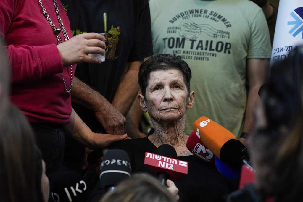 Η 85χρονη που έδωσε το χέρι στους απαγωγείς της Χαμάς όταν την απελευθέρωναν