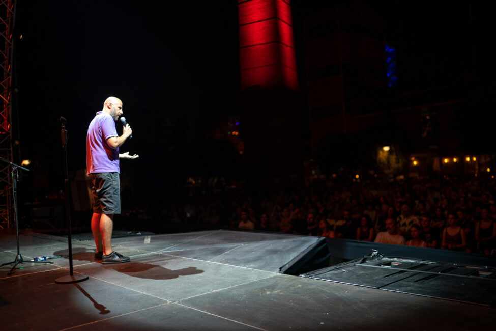 Ο Αριστοτέλης Ρήγας, stand up comedian και μουσικός, στην Κύπρο