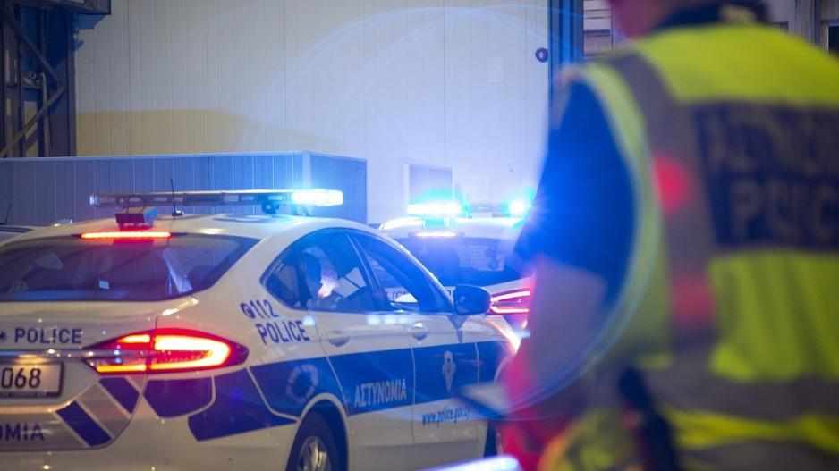 Η στιγμή που ο δραπέτης ψωνίζει από περίπτερο με πετσέτα θαλάσσης στον ώμο