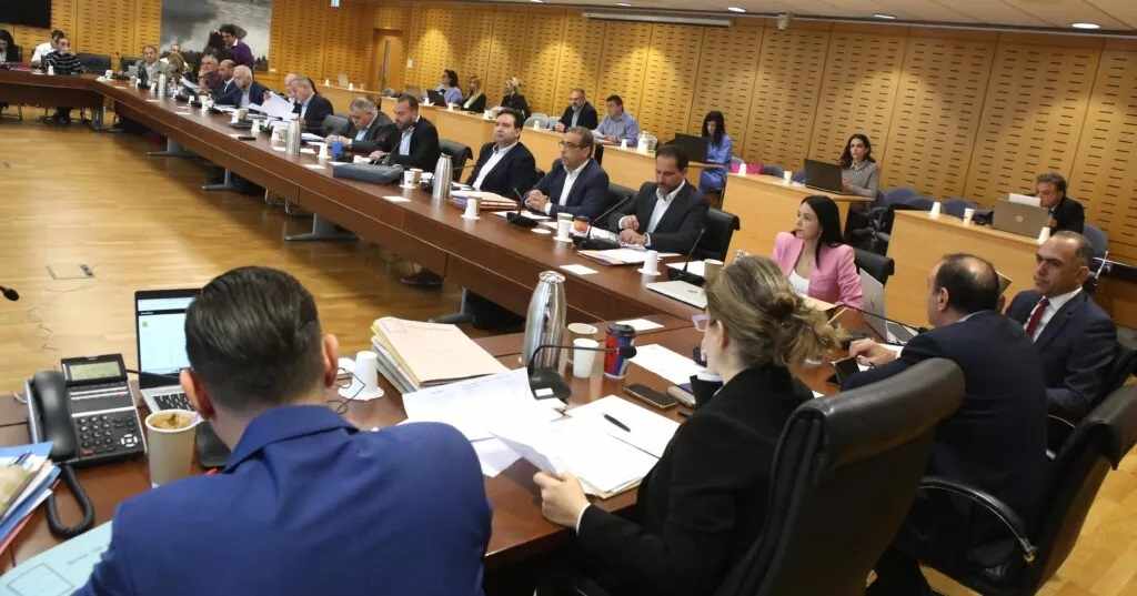 Μέγα μπλέξιμο στη Βουλή