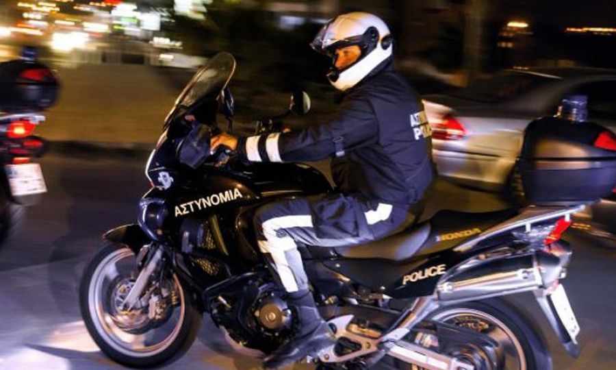 Κοκαίνη στο ταξί που παρέσυρε αστυνομικούς - Καταζητείται ο 53χρονος