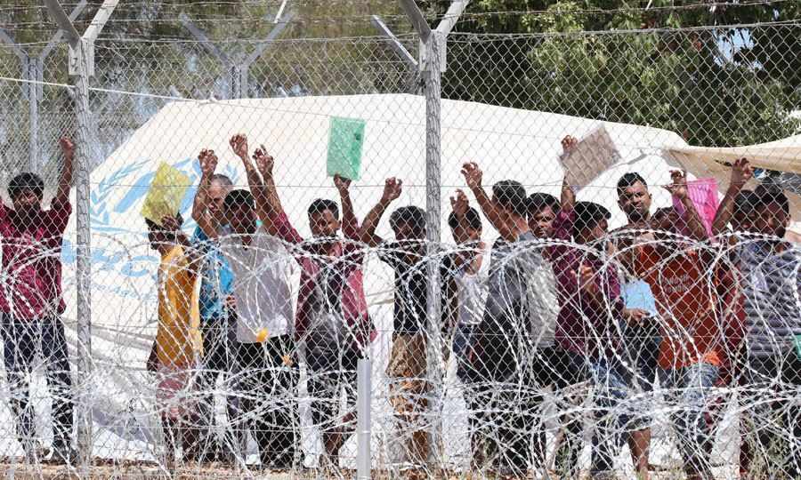 Μπουκάρουν σε οικίες κλέβουν και βγάζουν μαχαίρια