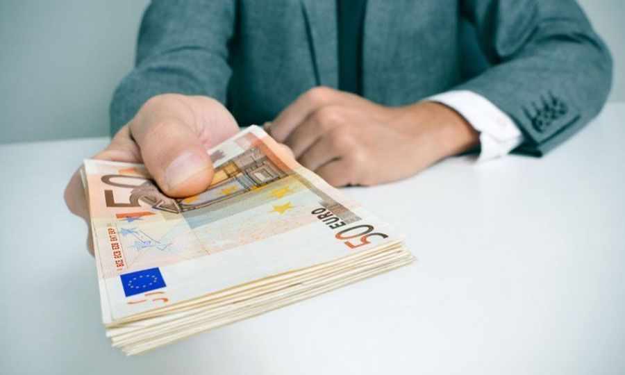 Σε «αναστολή» η καταβολή των 900 ευρώ