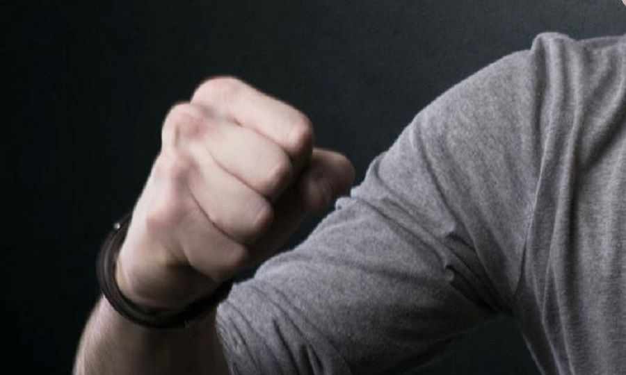 Του ζήτησε να φορέσει μάσκα στο λεωφορείο και τον γρονθοκόπησε