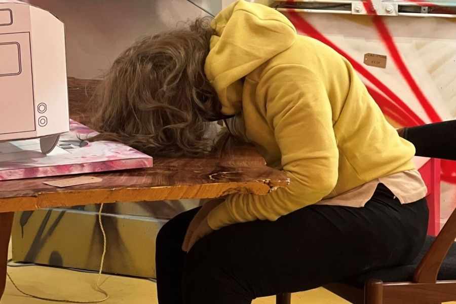 Αστυνομικοί μπούκαραν σε γκαλερί για να σώσουν άνθρωπο και τελικά ήταν γλυπτό!