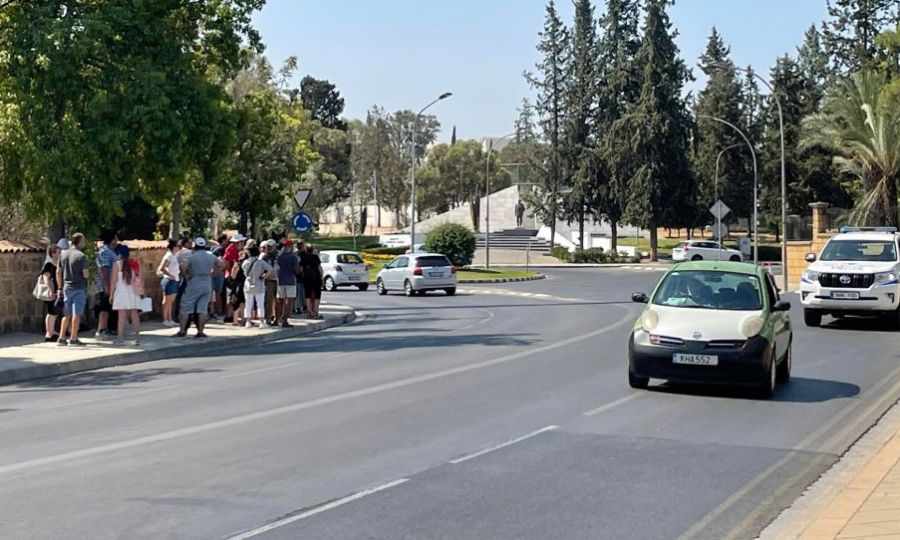 Υπουργικό για νέα μέτρα, έξω… διαμαρτυρία
