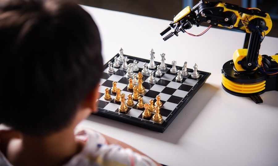 Ρομπότ σπάει το δάχτυλο αγοριού σε αγώνα σκακιού (βίντεο)