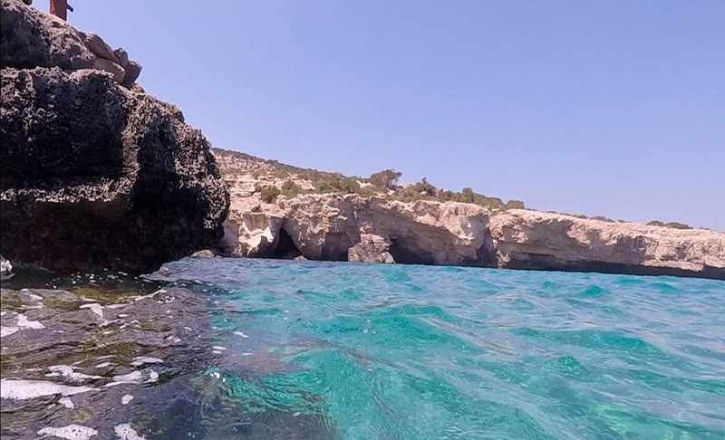 Τουρίστας έκανε βουτιά από σκάφος στο Blue Lagoon και ανασύρθηκε νεκρός