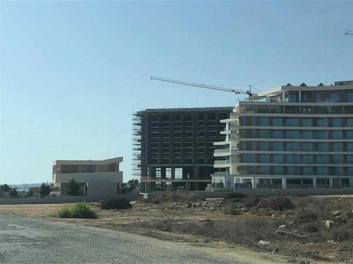 Αντί κατεδάφιση, επιμένει στη νομιμοποίηση