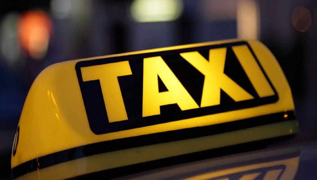 Οδηγός ταξί παρέσυρε επίτηδες δύο αστυνομικούς και τους τραυμάτισε