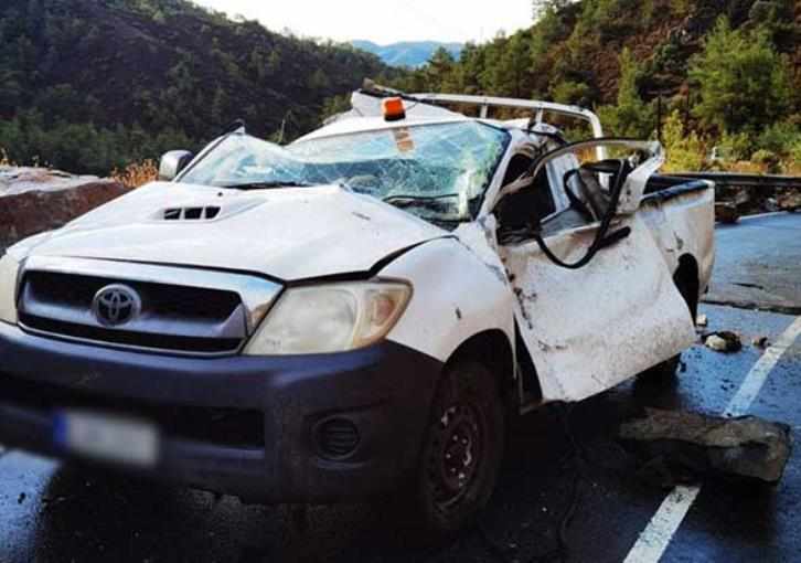Βράχος καταπλάκωσε όχημα