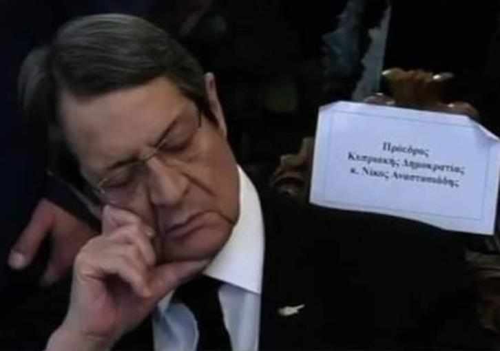 Ροχάλιζε ή δεν Ροχάλιζε στην κηδεία του Αρχιεπισκόπου ο Αναστασιαδης