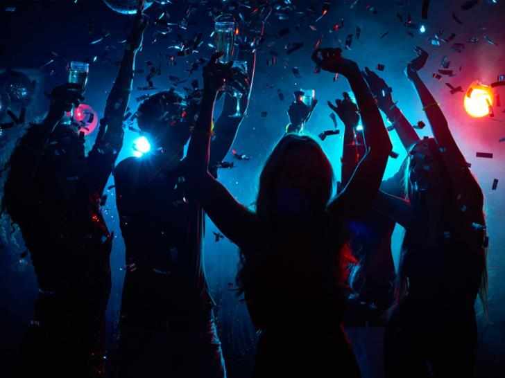 Χόρευαν πελάτες υπάλληλοι χωρίς safepass