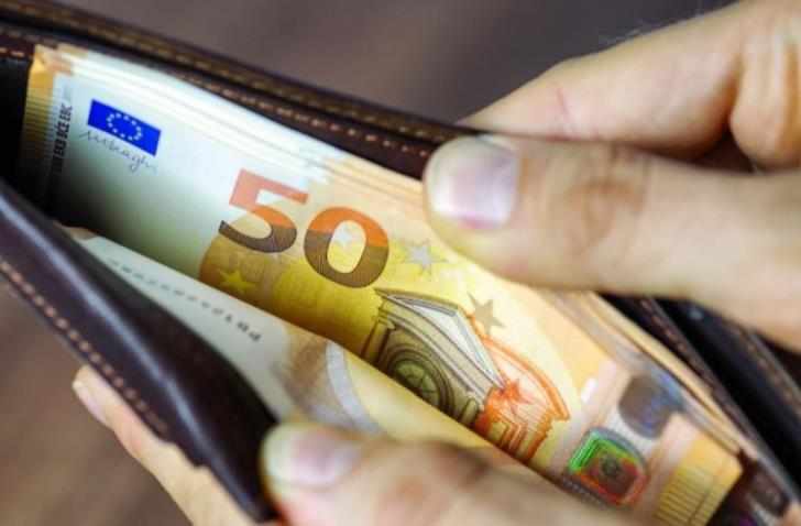 Στα €2.019 οι μέσες ακαθάριστες μηνιαίες απολαβές-μισθους