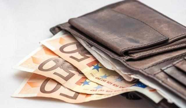 Αστυνομικός σε διαθεσιμότητα- Τσέπωσε πορτοφόλι πολίτη