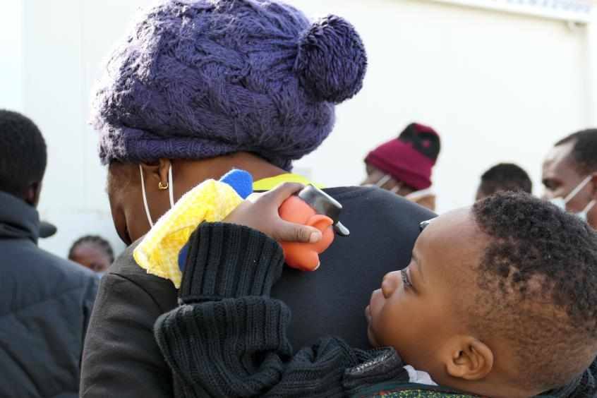 Παιδιά στοιβαγμένα σε κοντέινερ, με κουβέρτες στο πάτωμα και αντίσκηνα σε λάσπες